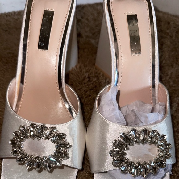 Beautiful white satin heel with rhinestone embellishment - Picture 7 of 8